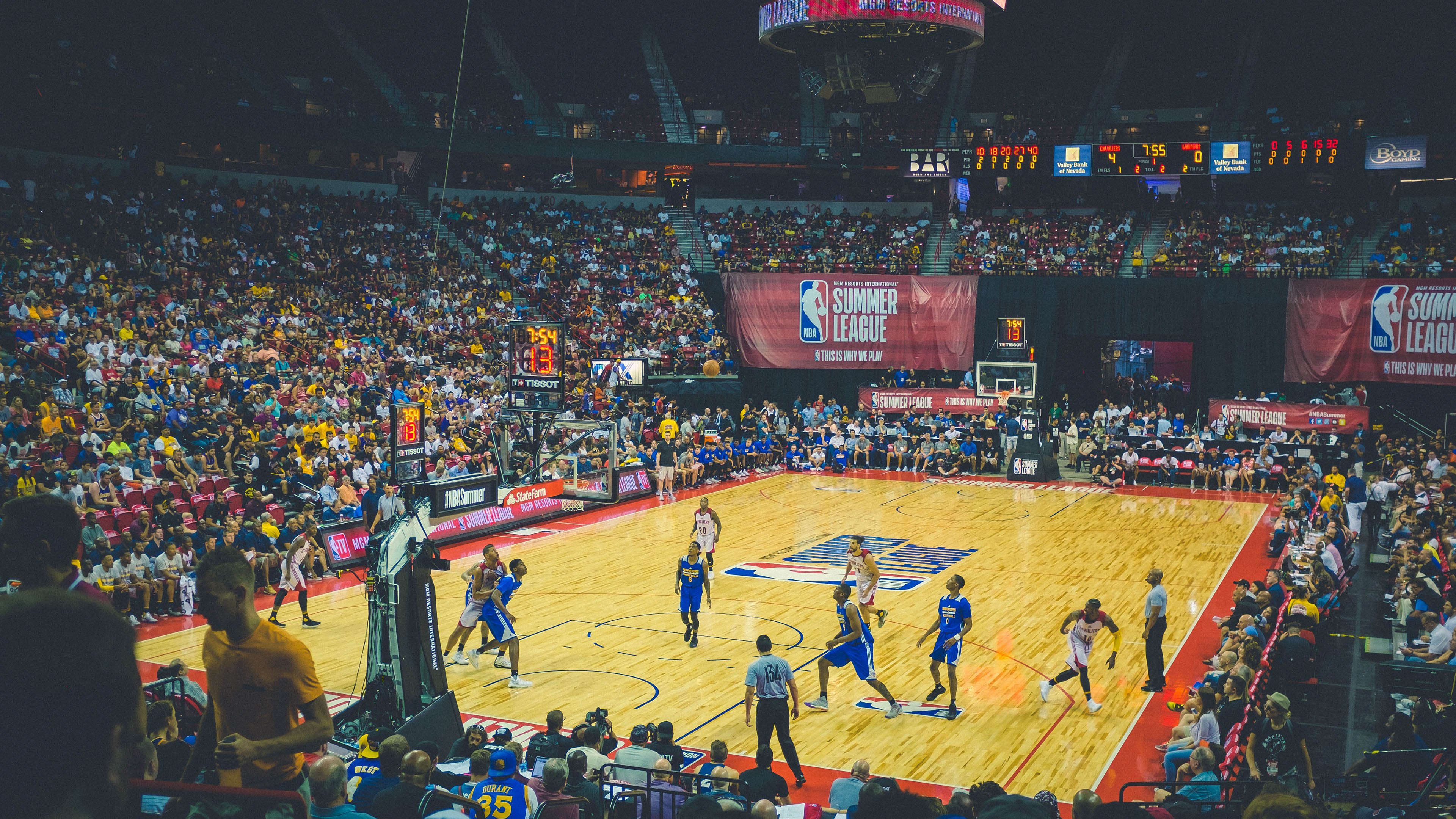 火热对决：东、西部强队激烈碰撞，热火队东部冠军